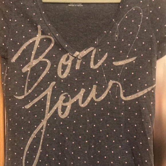Grey V neck short sleeve American Eagle size Medium.  Pink polka dots.  Bon Jour - Picture 4 of 8